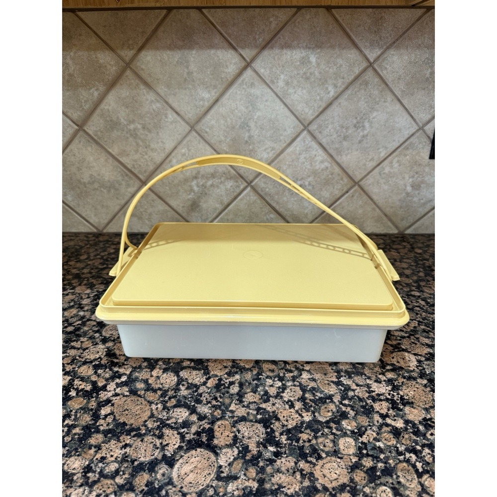 Tupperware Vintage Cake Carrier #684-8 Yellow Gold with Handle